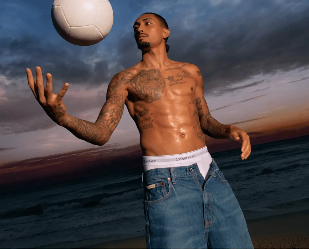 开云体育-拉菲尼亚代言CK：小时候看到球星广告时，总会幻想自己这样